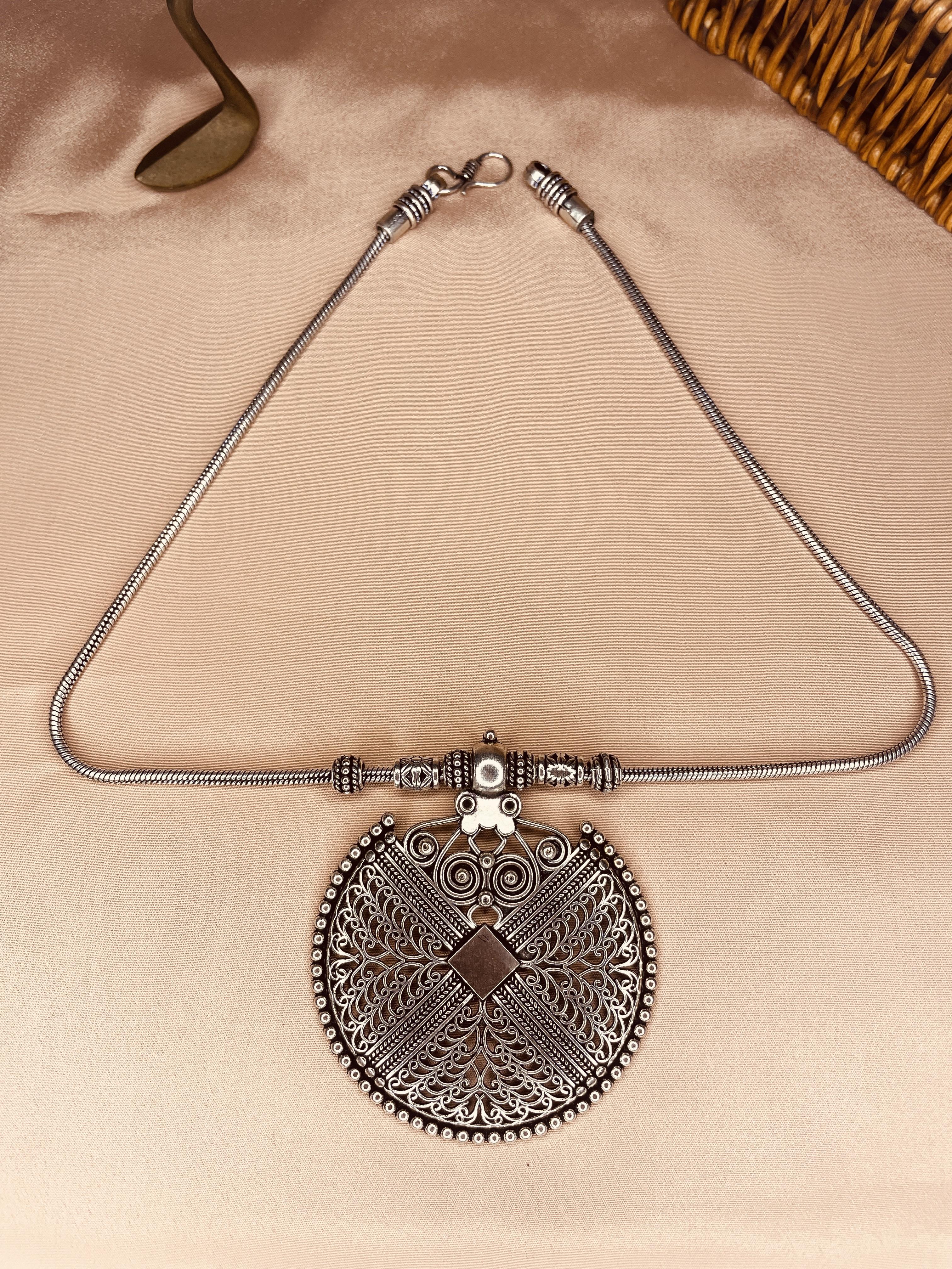 Art Work Circle Chain Pendent